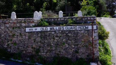 Cebelitarık 'ta tarihi bir askeri yapı olan Old Willis' in Muhafız Odası 'nın bulunduğu yeri gösteren bir tabela.