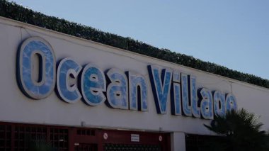 Ocean Village tatil köyü tabelasında mavi bir su etkisi ve binanın tepesinde bir çit - GIBRALTAR, İngiltere - 31 Mart 2025