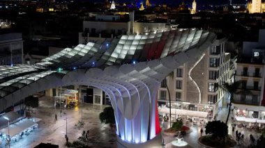 Metropol Şemsiyesi, arka planda Sevilla silueti, Encarnacion Meydanı - SEVILLE, SPAIN - 25 Mart 2025