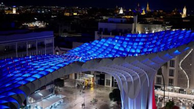 Metropol Şemsiyesi, Setas de Sevilla olarak da bilinir, arka planda Seville silueti - SEVILLE, SPAIN - 25 Mart 2025