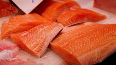 Buzlu taze somon filetosu, balık pazarından alınmaya hazır.