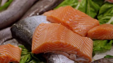 Taze somon fileto ve diğer balıklar buz ve marul yatağında, pazarda satılmaya hazır.