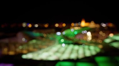 Bulanık şehir ışıkları arka plan ve tasarımlar için mükemmel bir bokeh etkisi yaratıyor.