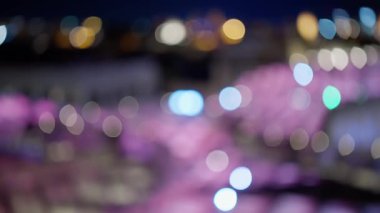 Bulanık şehir ışıkları geceleri güzel bir bokeh etkisi yaratıyor.