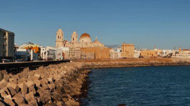 Güney İspanya, Endülüs 'teki Atlantik Okyanusu üzerinde yükselen Cadiz Katedrali' nin panoramik manzarası - CADIZ, İspanya - 26 Mart 2025