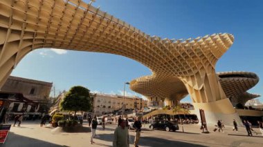İspanya 'nın Sevilla kentindeki Metropol Şemsiyesi altında Encarnacion Meydanı' nda yürüyen turistler - SEVILLE, SPAIN - 25 Mart 2025