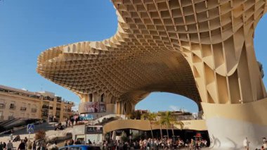 İspanya, Sevilla 'da Metropol Şemsiyesi altında yürüyen ve güneşli bir günün tadını çıkaran turistler - SEVILLE, İspanya - 25 Mart 2025