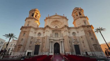 Cadiz Katedrali merdivenlerde kırmızı halıyla altın saatinde neoklasik tarzını sergiliyor - CADIZ, SPAIN - 26 Mart 2025