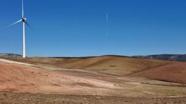 Endülüs, İspanya 'da berrak mavi bir gökyüzünün altında temiz bir enerji üreten rüzgar türbini.