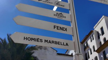 Marbella, İspanya 'da Loro Piana, Hermes Paris, Fendi ve Homies Marbella' yı gösteren beyaz tabela - MARBELLA, SPAIN - 30 Mart 2025