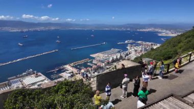 Gibraltars tepelerinden panoramik manzaranın tadını çıkaran turistler - GIBRALTAR, İngiltere - 31 Mart 2025