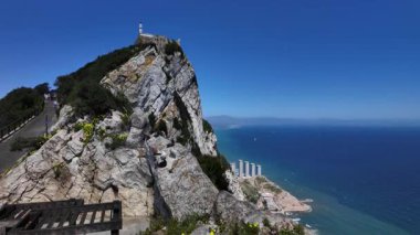 Cebelitarık Kayası 'ndan Cebelitarık Boğazı' nın manzarası, tarihi bir deniz feneri ve engin mavi okyanus - GIBRALTAR, İngiltere - 31 Mart 2025