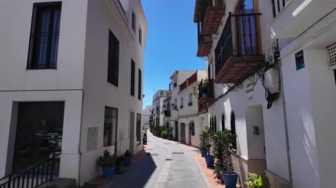 Marbella, Endülüs, İspanya 'daki antik Marbella Kalesi' nin bir kısmına giden beyaz evleri olan tipik dar sokaklar - MARBELLA, SPAIN - 30 Mart 2025