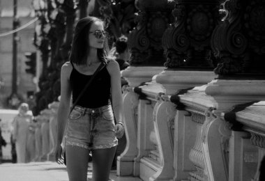 Paris 'te Alexandre Köprüsü' nde yürüyen bir turist, Fransa 'da yaz tatilinin tadını çıkarıyor.