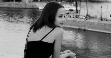 Paris, Fransa 'da Saint Martin Kanalı' nda tatilin tadını çıkaran bir turist.