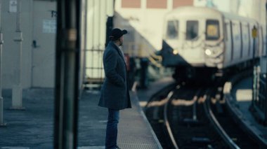 Trenin Manhattan, New York City, ABD 'ye gelmesini bekleyen şık bir adam.