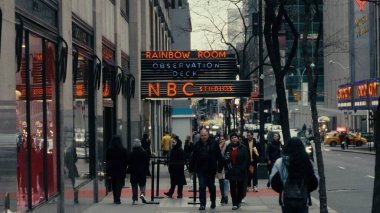 New York, Manhattan 'daki NBC Stüdyoları ve Gökkuşağı Odası Gözlem Güvertesi önünde yürüyen insanlar - NEW YORK, ABD - 14 Şubat 2023