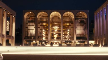 Manhattan, New York 'taki Lincoln Center Plaza' daki Metropolitan Opera Binası 'nı aydınlatan ışık yolları - NEW YORK, ABD - FEBRUAR 14, 2023