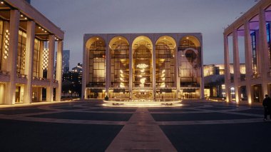 New York, Manhattan 'daki Lincoln Center Plaza' daki aydınlık Metropolitan Opera Binası, alacakaranlıkta parlıyor - NEW YORK, ABD - 14 Şubat 2023
