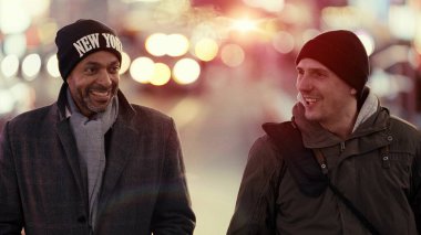 İki adam New York, Manhattan 'da kış gecesinin tadını çıkarıyor.