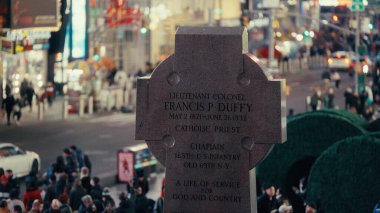 Kelt haçı, Yarbay Francis P. Duffy 'i onurlandırıyor. 165. Amerikan Piyade Alayı' nın papazı. Manhattan, Times Meydanı 'nda.