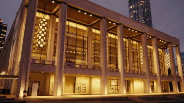 Manhattan, New York 'ta aydınlık sütunlar ve modern lambalarla parıldayan Metropolitan Opera Binası - NEW YORK, ABD - 14 Şubat 2023