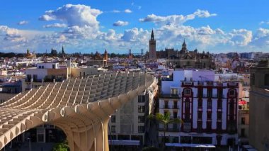 Metropol Şemsiyesi 'nin modern mimarisi, parlak mavi gökyüzü altında geleneksel Sevilles şehir manzarasıyla çelişiyor. SEVILLE, SPAIN - 25 Mart 2025
