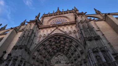 Sevilla, İspanya 'daki Sevilla Katedrali' nin Gotik cephesinin düşük açılı görüntüsü