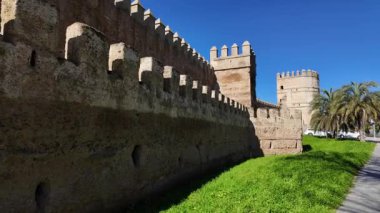 Macarena Sevilla 'nın tarihi şehir duvarları, zengin geçmişin ve dayanıklılığın bir kanıtı olarak dimdik ayakta duruyor.