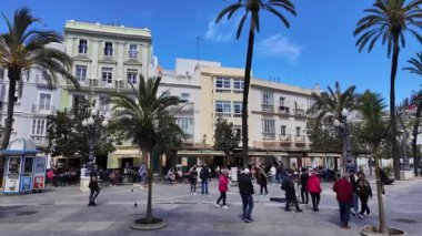 İnsanlar güneşli bir günün tadını çıkarıyor San Juan de Dios, Cadiz, İspanya - CADIZ, İspanya - 26 Mart 2025