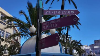 Belediye binasına, sanat galerisine ve İspanya 'nın Cadiz kentindeki buluşma noktasına giden yolu gösteren tabelalar.