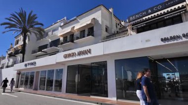 Marbella 'da vitrininde mankenler olan Giorgio Armani mağazası, İspanya' da popüler bir lüks alışveriş merkezi - MARBELLA, SPAIN - 30 Mart 2025
