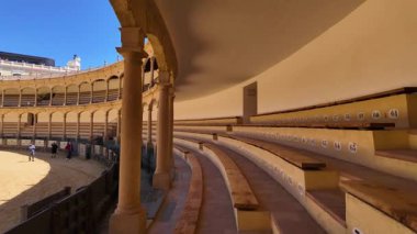 İspanya 'nın tarihi bir arenası olan Plaza de Toros de Ronda' da yürüyen turistler, 1785 'te inşa edildi - RONDA, İspanya - 28 Mart 2025