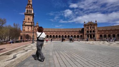 Plaza de Espana, Seville, İspanya - SEVILLE, SPAIN - 25 Mart 2025