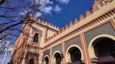 Sevilla 'daki tarihi bir binanın düşük açılı görüntüsü, seramik fayans detayları ve tuğla cepheli Endülüs mimari tarzını sergiliyor - SEVILLE, SPAIN - 25 Mart 2025