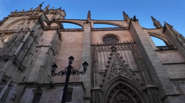 Seville Katedrali ön cephesinde Seville, İspanya 'da mavi gökyüzü var.
