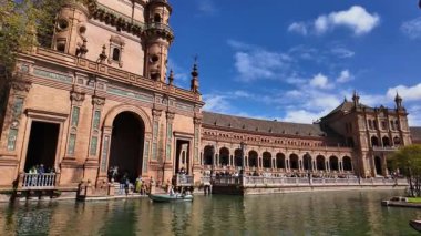 Plaza de Espana, Seville, İspanya - SEVILLE, SPAIN - 25 Mart 2025