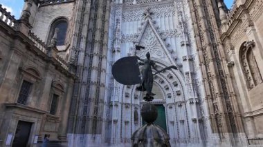 Sevilla, İspanya 'daki Sevilla Katedrali önünde rüzgar gülü ve avuç içi tutan Giraldillo heykeli - SEVILLE, SPAIN - 25 Mart 2025