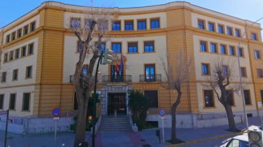 İspanya, Endülüs, Cadiz 'deki Ulusal Sosyal Güvenlik Enstitüsü' nde İspanyolca ve Endülüs bayrakları - CADIZ, İspanya - 26 Mart 2025