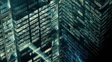 Manhattan, New York 'ta gece ışıkları açık ofis binaları