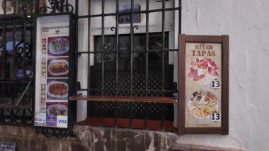 Tipik bir İspanyol restoranı penceresinde Ronda, İspanya - RONDA, İspanya - 28 Mart 2025