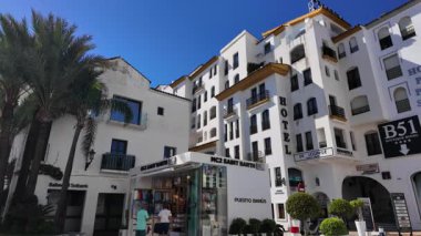 Puerto Banus, Marbella 'nın Büyüleyici Caddelerini Keşfeden Marbella - MARBELLA, İspanya - 30 Mart 2025