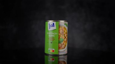 Yeşil ja. festtagssuppe konservesi Köfte çorbası koyu arka planda yansıyan - FRANKFURT, Almanya - MAYIS 02, 2025