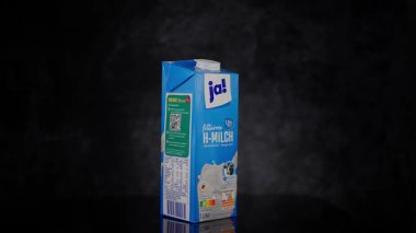 Bir litrelik Ja. H Milch% 1.5 yağlı süt koyu bir arka plan üzerinde duruyor - FRANKFURT, GERMANY - MAYIS 02, 2025