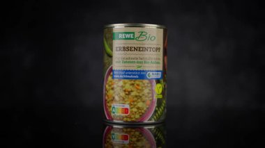 Koyu bir arkaplan üzerine yansıyan teneke kutu REWE Bio Erbseneintopf - FRANKFURT, Almanya - MAYIS 02, 2025