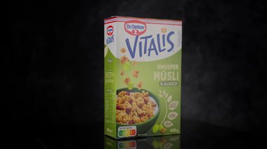 Dr. Oetker Vitalis Knusper Musli ambalajı yansıtıcı siyah bir yüzey üzerinde duruyor, klasik tarifini sergiliyor - FRANKFURT, GERMANY - MAYIS 02, 2025