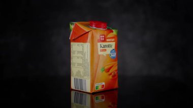 Küçük turuncu karton REWE Direktsaft Karotte havucu ve bal suyu koyu bir arkaplanı yansıtıyor - FRANKFURT, ALMANY - Mayıs 02, 2025