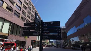 HAMBURG, GERMANY - 29 Nisan 2025 - Westfield Hamburg Uberseequartier, HafenCity 'de çeşitli mağazalar, restoranlar ve tesislerin yer aldığı ziyaretçileri yönlendiren işaretler