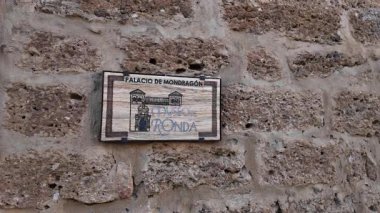 İspanya 'nın Ronda şehrindeki Palacio de Mondragon' da bulunan Museo de Ronda 'nın girişini gösteren tahta tabela - RONDA, İspanya - 28 Mart 2025