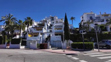 Marbella 'da güzel beyaz Endülüs evleri, popüler bir yaz merkezi - MARBELLA, İspanya - 30 Mart 2025